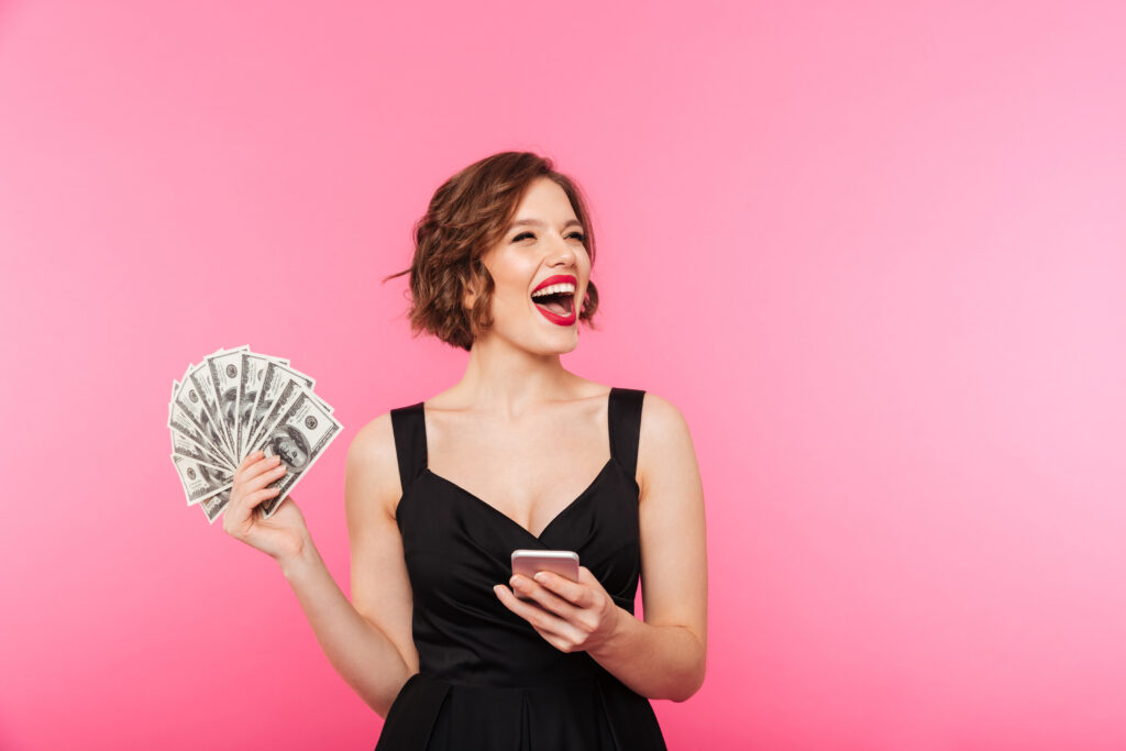 menina feliz com dinheiro de renda extra na mão
